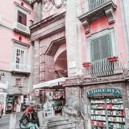 Central Nest Couette-café Naples