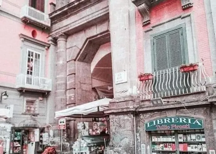 Central Nest Couette-café Naples